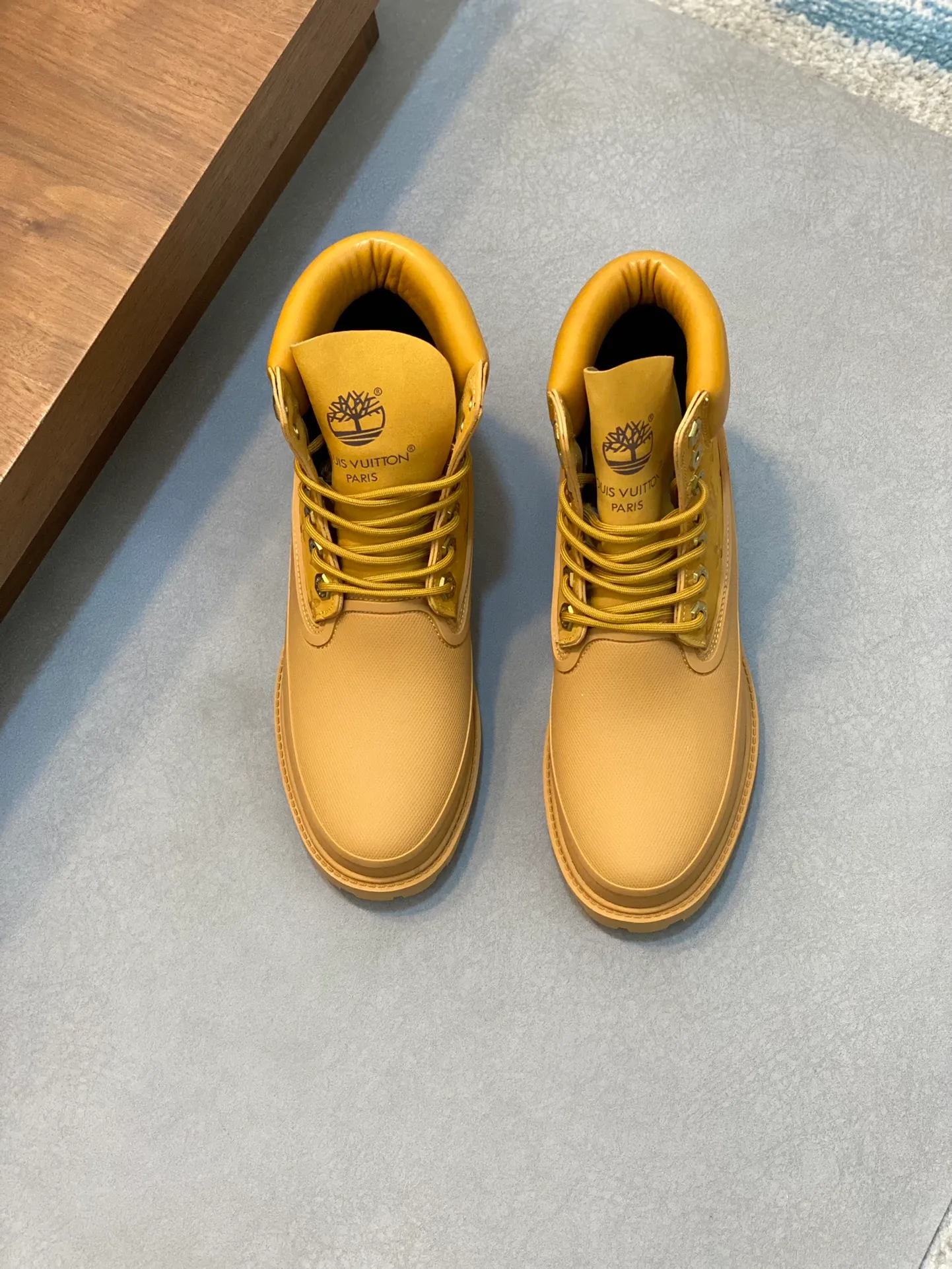 💰760 Top LV x Timberland Timberland co-branded presbyopic rhubarb boots, ankle boots, short boots, LV x Timberland ankle boots are made of Monogram embossed waterproof nubuck cow leather, relying on the brand's exquisite craftsmanship to carefully reshape the classic Timberland 6-inch boot shape in Italy, and make an eye-catching appearance in the 2025 autumn and winter men's wear show created by Pharrell Williams with American workwear style. The Monogram embossed tongue, original Timberland laces and outsole are exquisite details, the leather label expresses the cooperation logo, and the delivery counter is exquisitely packaged! Math 39-44 (order 45)